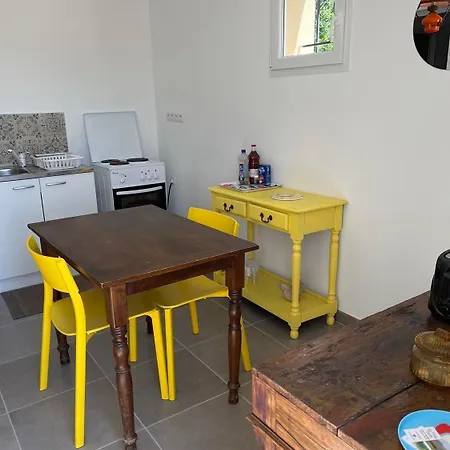 Gîtes La petite Violette Violès Chambre photo