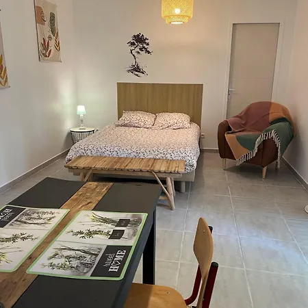 Gîtes La petite Violette Violès Chambre photo